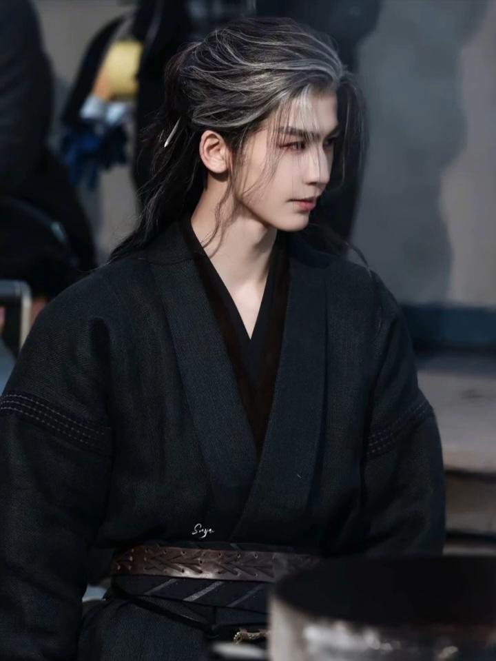 谁说张凌赫同时演杨过小龙女的要被归鸾里张凌赫的白发萧厉造型迷晕了！刷到那个路透的