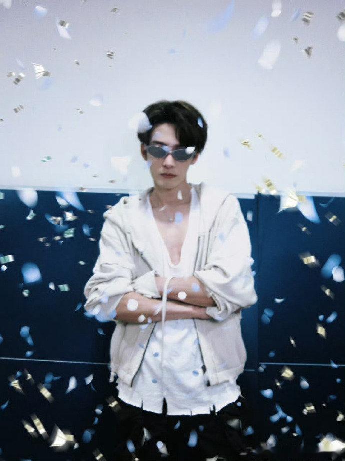 檀健次好6团比心对齐颗粒度好 6 团全员解锁檀健次 PROOF 手势舞，比心环节