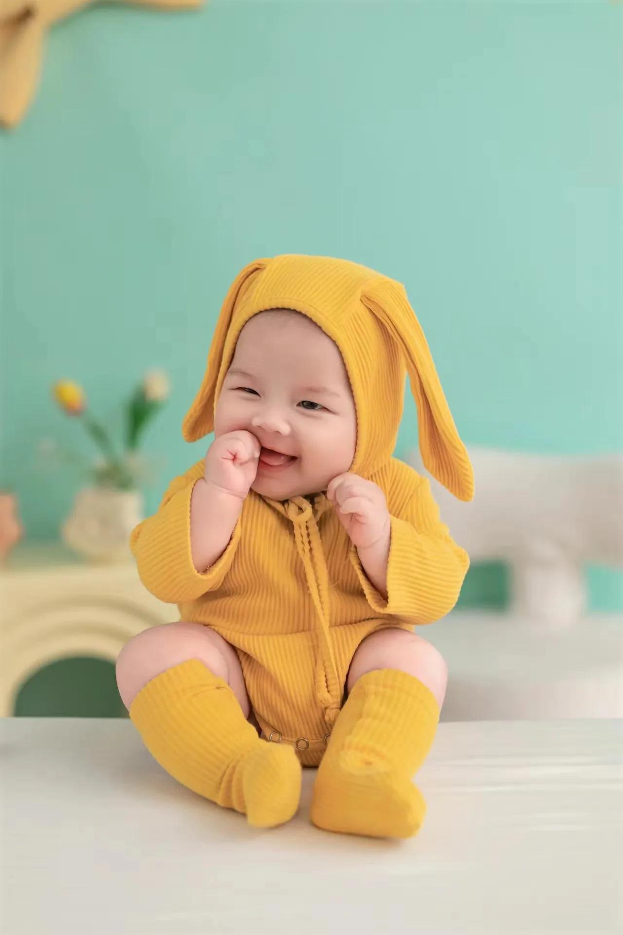 六个月的外孙女，可爱的小龙宝！
👶🏻家有萌宝，乐趣无穷！六个月外孙女，又有新