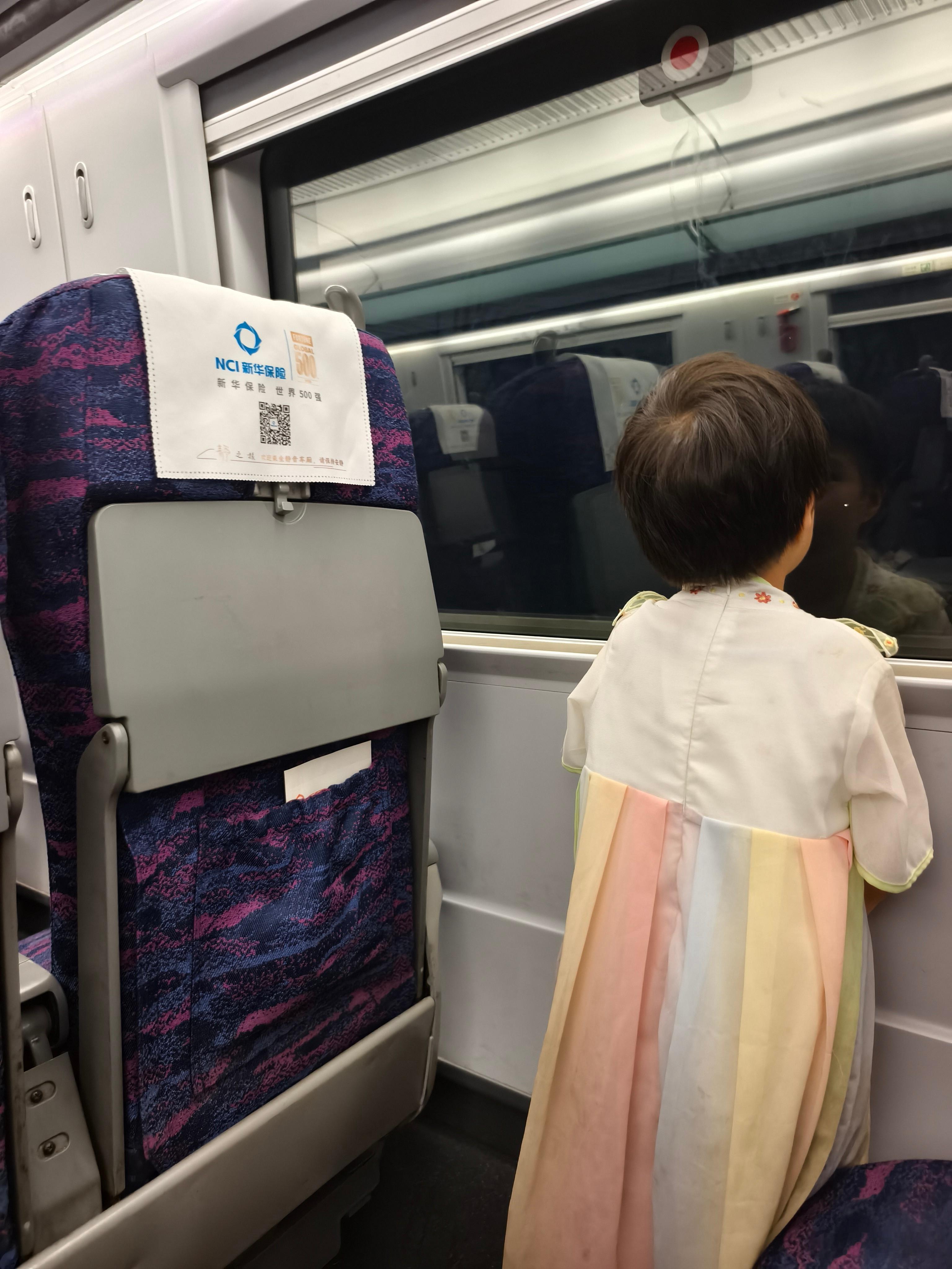 坐了一次静音车厢，把我整无语了。每个乘务员看见我带着孩子，都过来说，让孩子不要大