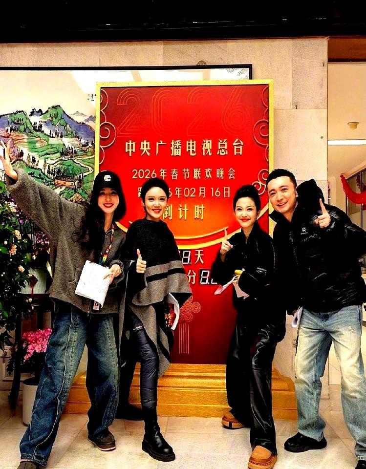 春晚一结束，龙洋转身手就抖得摘不下耳麦，眼泪唰地冲出来。
你见过主持人下台就崩了