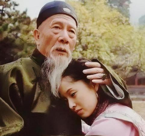 1881年，左宗棠顺利收复新疆。慈禧大喜，问李莲英：“赏他些什么玩意呢？”李莲英