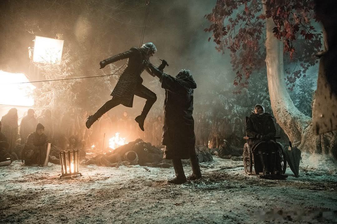 《权力的游戏》首播15周年之际，官方公开了一组最新的幕后照 