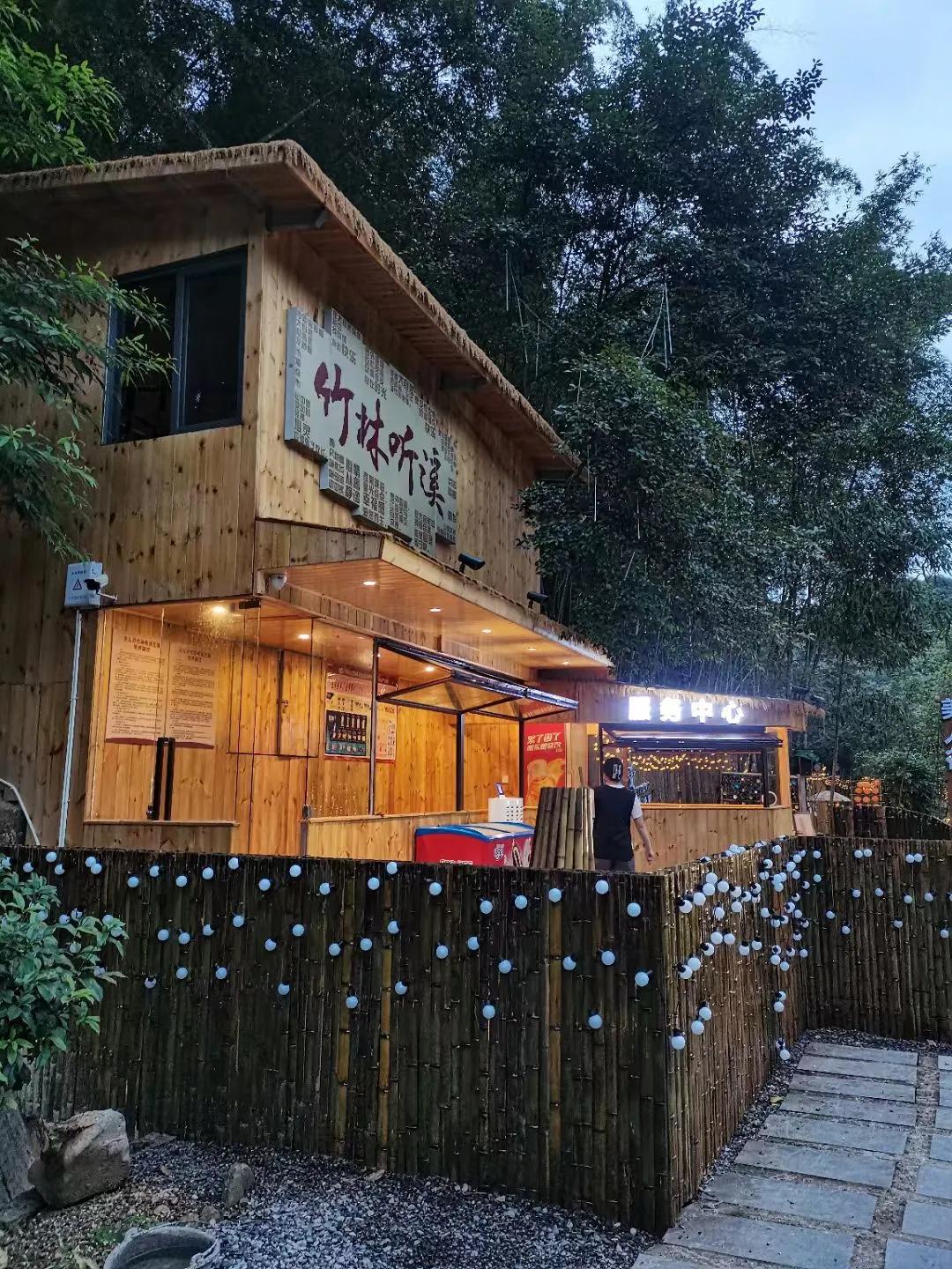 竹林   听溪  营地
​青葱茂密的山峦间，清澈绵长的山溪湾穿流而过，水质清澈见