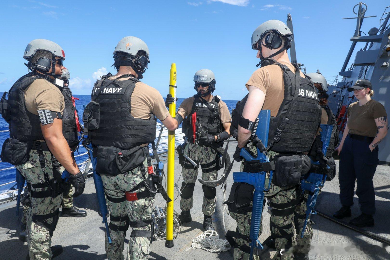 2025年6月27日，USS John Finn (DDG 113) 在菲律宾海