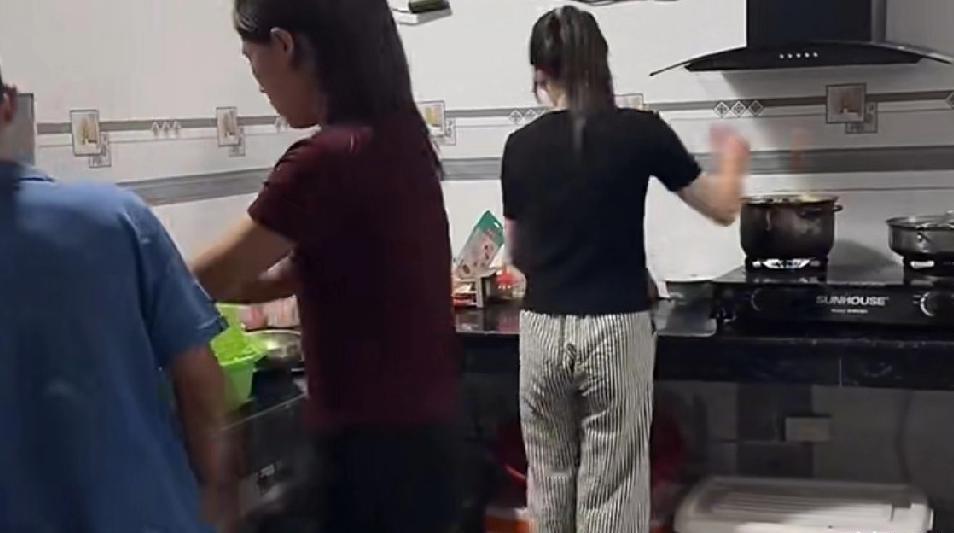 有朋友问小松的老丈人给小叔，盖房子干活给不给工钱？

老丈人刚做完手术，就跑去给