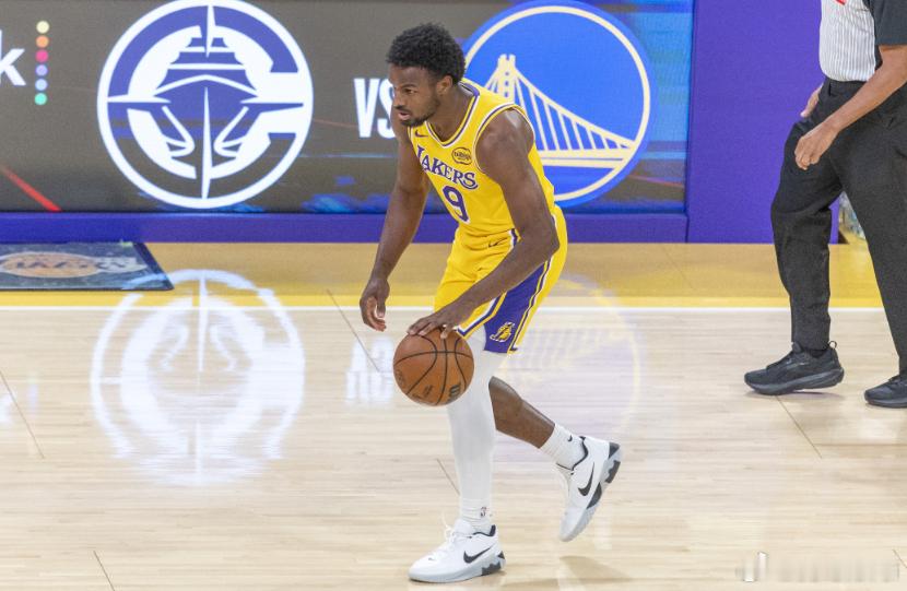 NBA常规赛，湖人半场52-53落后开拓者。上半场，湖人球员布朗尼表现还行，不过