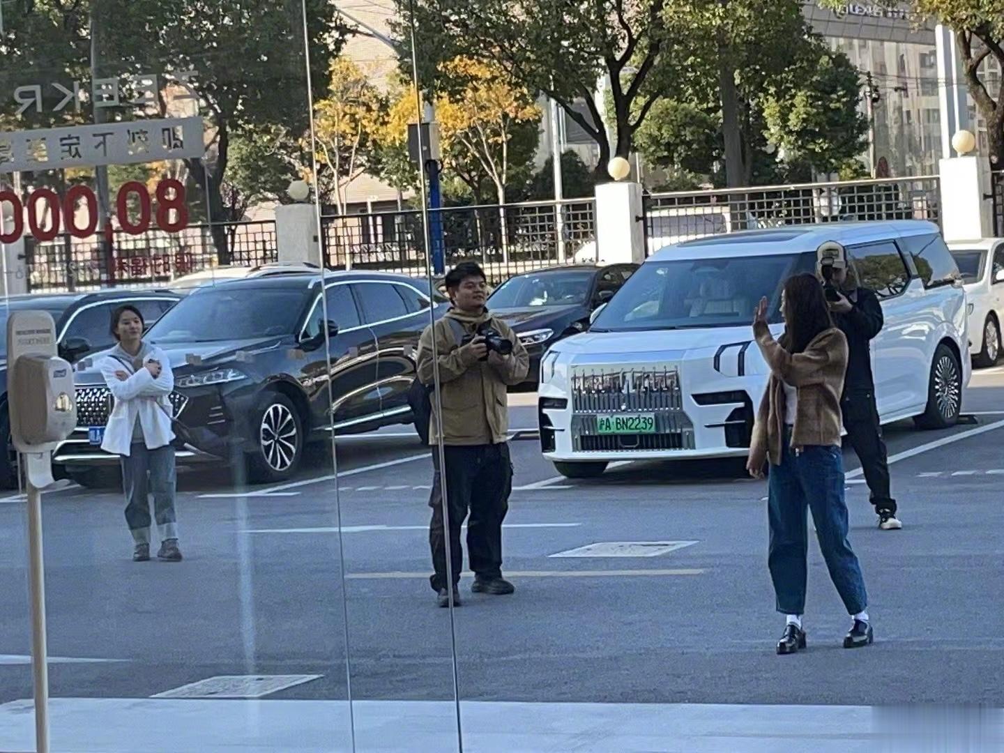 #王霏霏生图太能打了吧#  怎么感觉都在上海偶遇王霏霏啊！这生图状态真的绝了，简