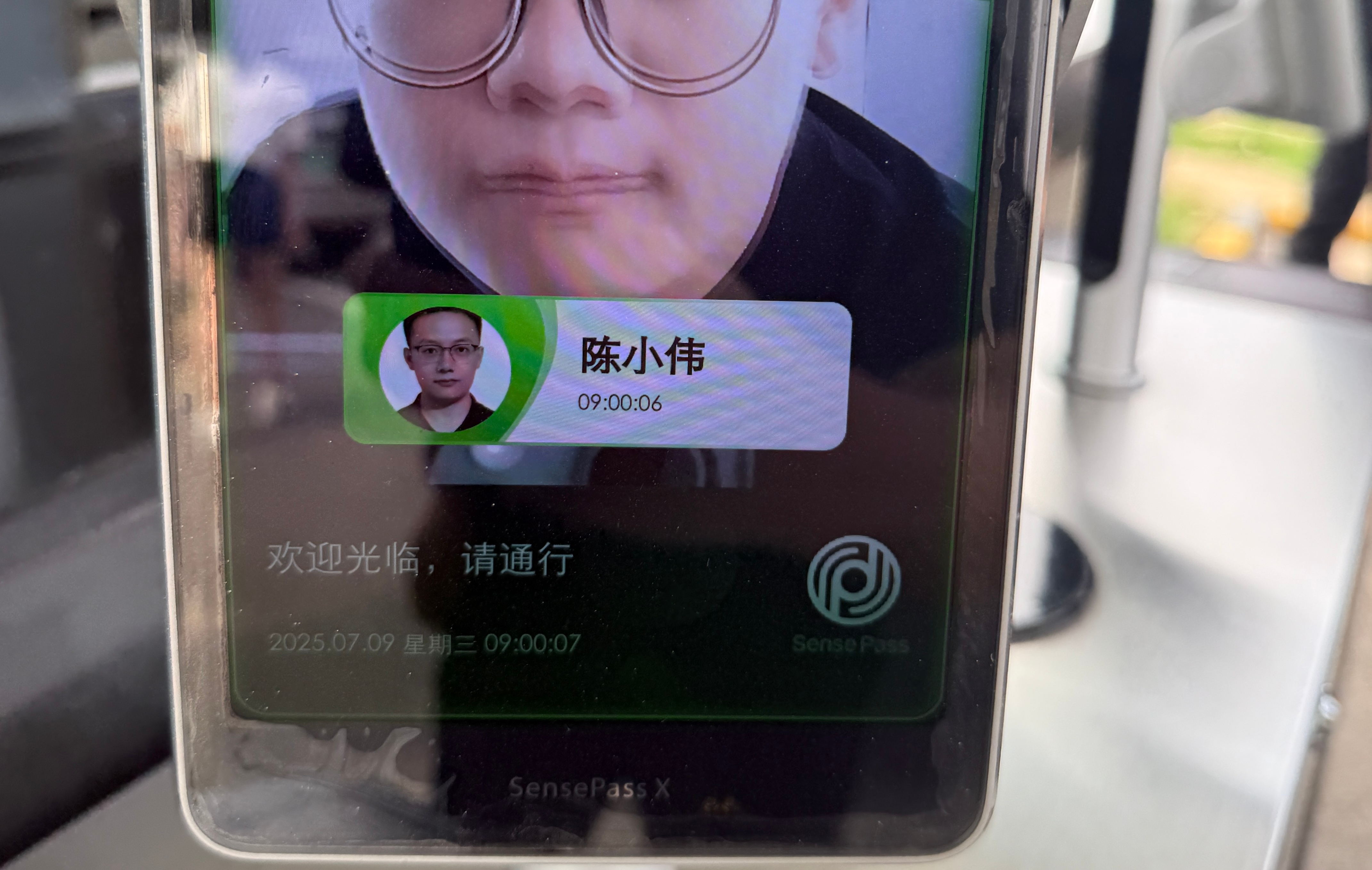 好危险，差点迟到~等最后一个🚥时已经59分了，随时准备弹射起步~ ​​​