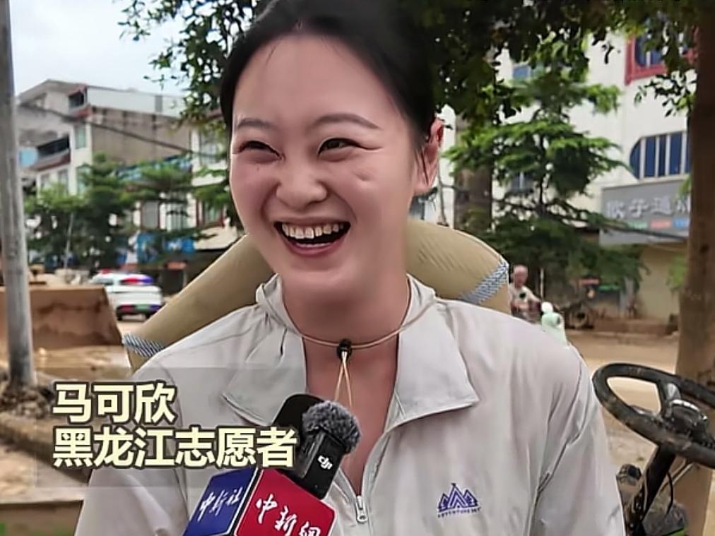 广西横州市遭遇洪涝灾害，黑龙江双鸭山市宝清县美女马可欣在网上看到人工清理淤泥费时