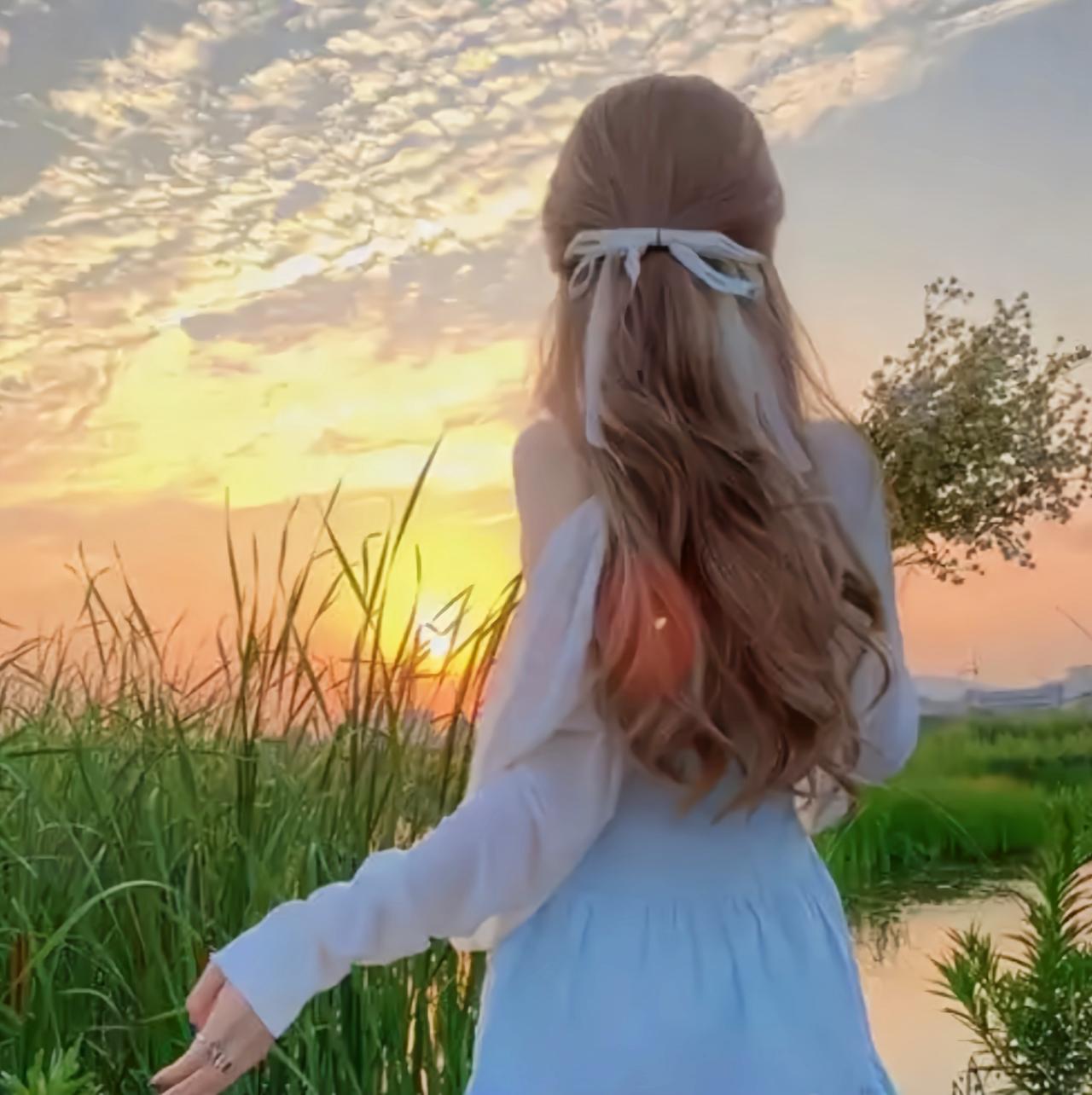 做人实不易，
生活充满变数，
迷茫常如影随形。
我们无数次，
站在人生的岔路口，