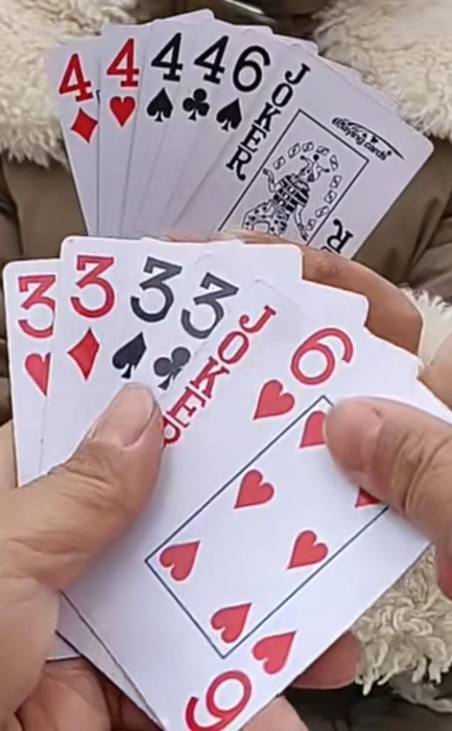 益智游戏，欢乐斗地主巧解残局。规则有连有带，最多3带1，也可以3不带。下面牌的先