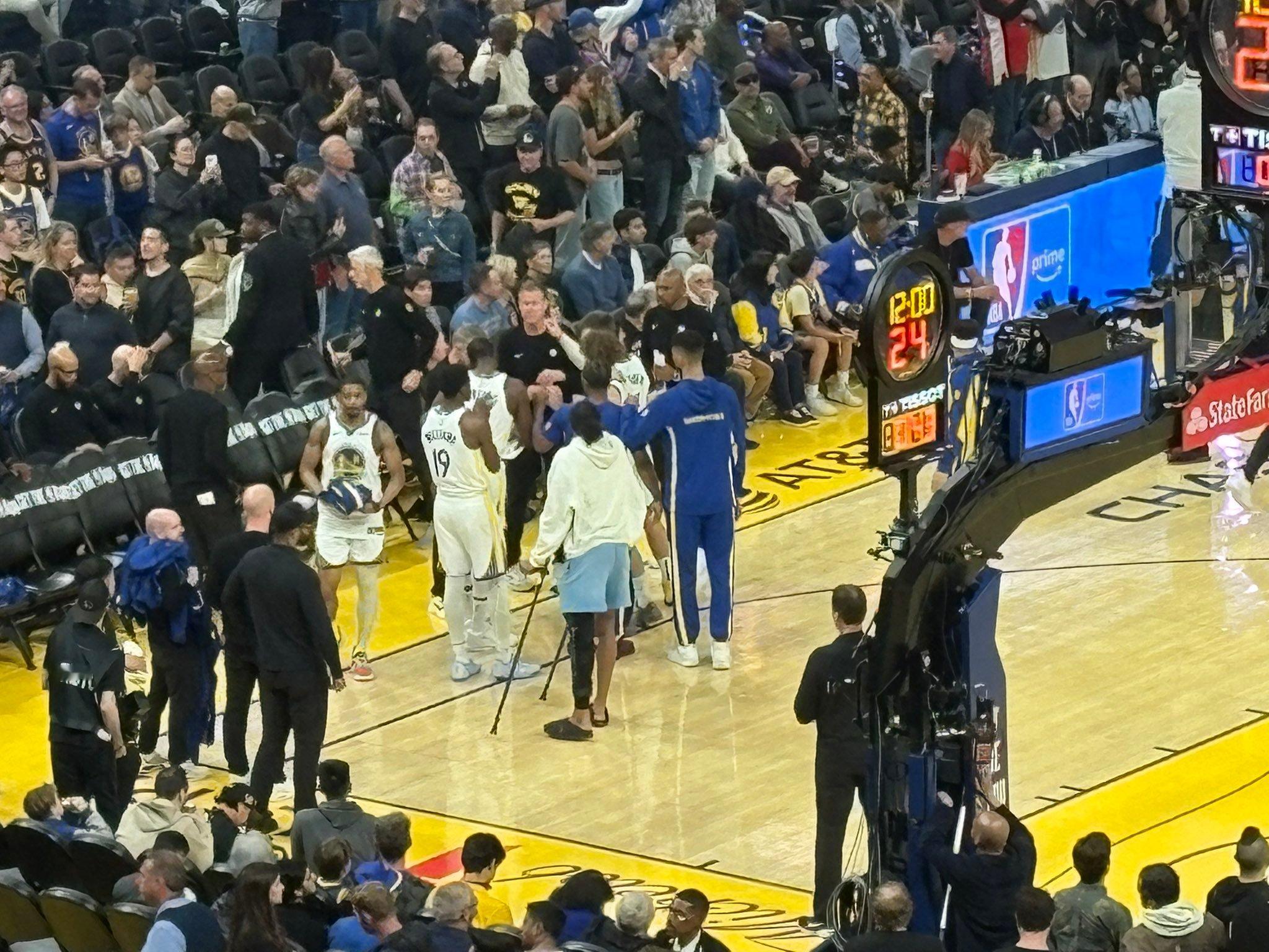 穆迪今天又去现场了但今天除了库里不打外，赛前桑托斯也不打（那天看的时候，臀部似乎