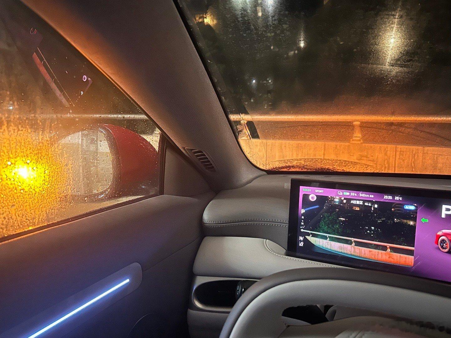 智己的雨夜模式真是既安全又浪漫全新智己l6 ​​​