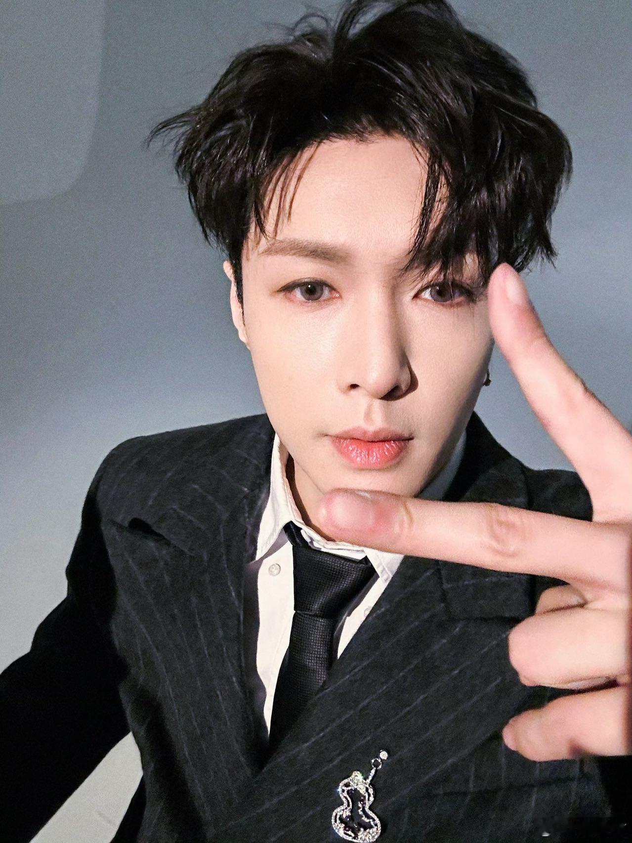 张艺兴官宣北京卫视跨年 谁的DNA动了！舞台上又飒又专注的张艺兴，连彩排都精益求