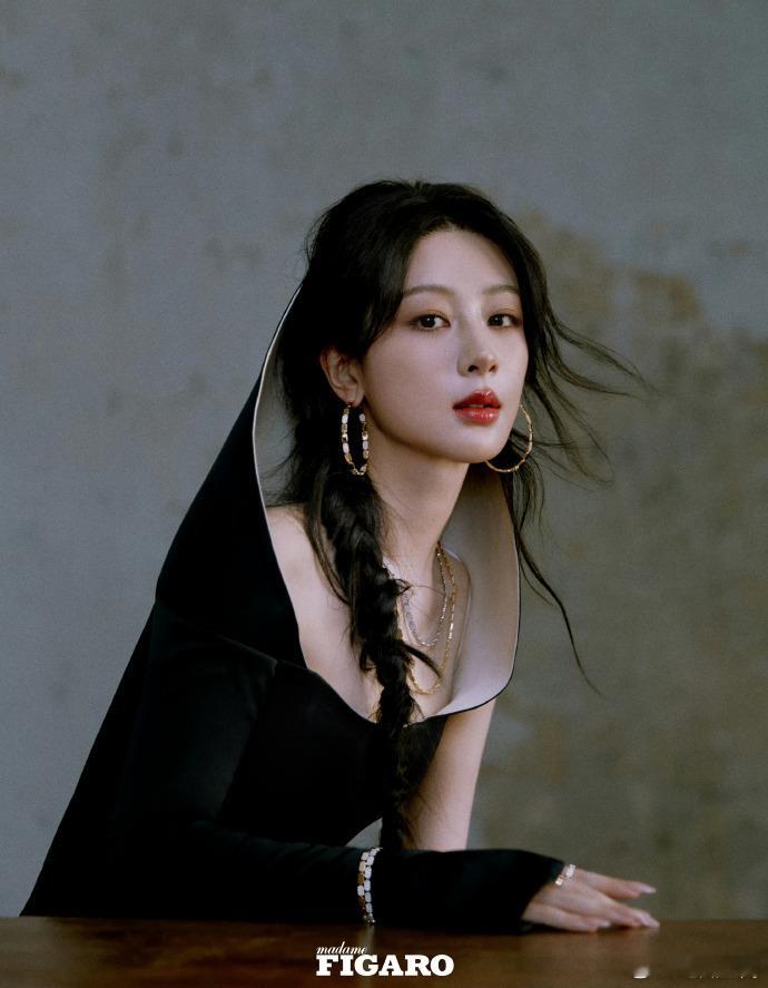 #杨紫杂志销量1小时28w# ​#杨紫八月费加罗杂志销量# ​不得不承认，杨紫的