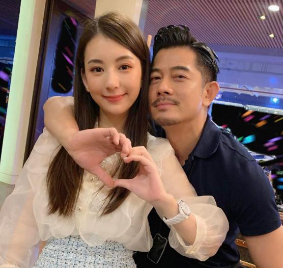 在一次节目上，主持人问身家20亿的郭富城：“有人说你抠门，你一个月给太太多少零花