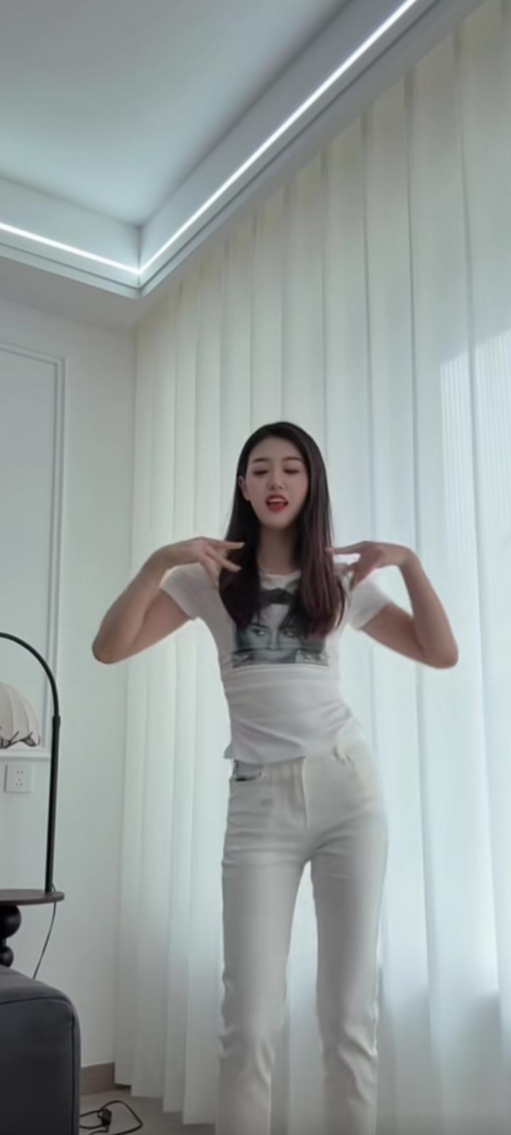 爱不是什么盛大的事
是我愿意把琐碎的时间
一点一点
分给同一个人