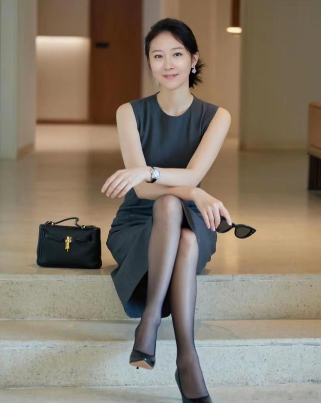 洋洋高锐·秀丽女人、吗◎有人说……秀丽女人不翘腿我不太懂也不敢……妄加非议◎可是