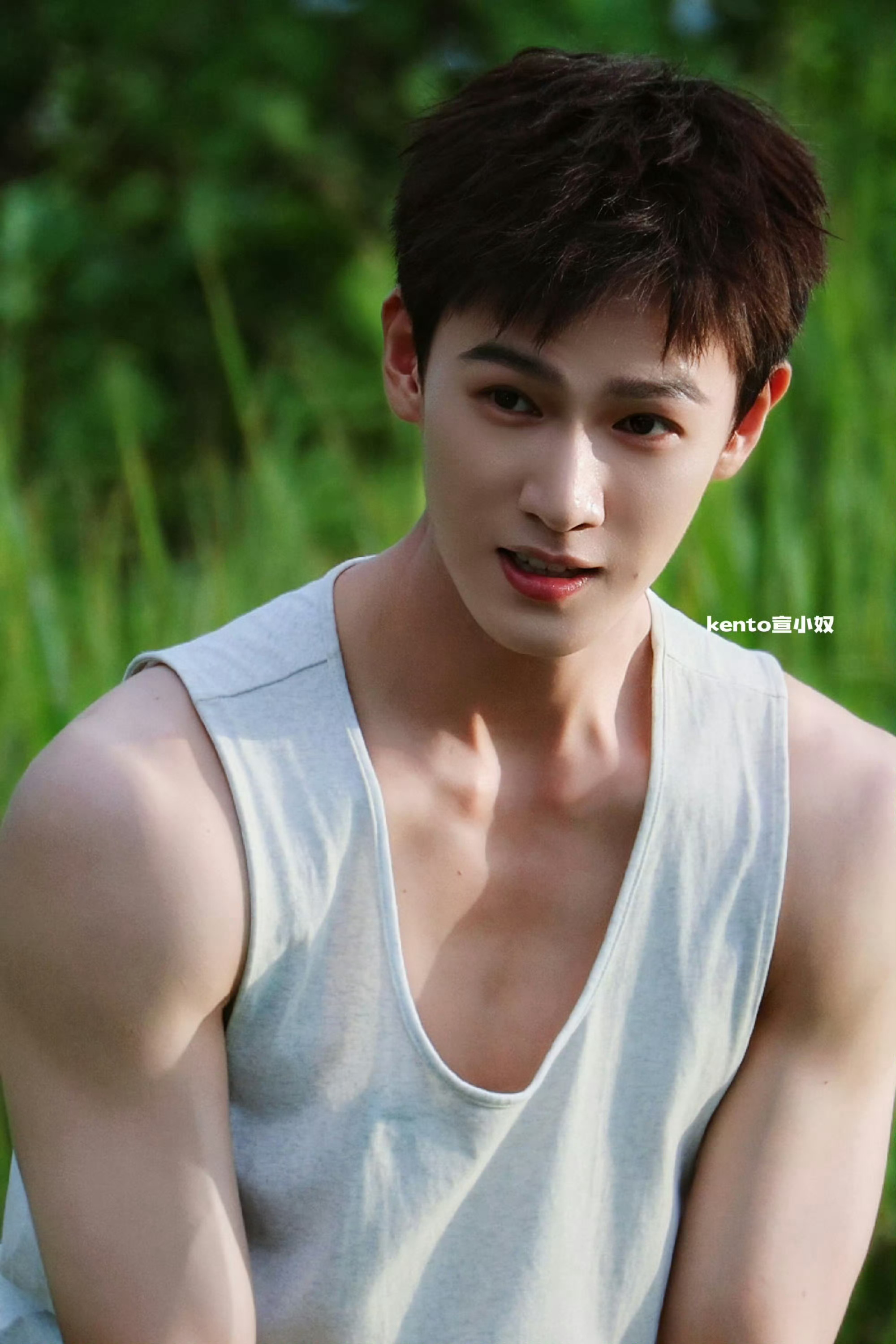 严浩翔撕烂了李昀锐的衣服嗯 这个……其实可以多撕一点衣服的  最重要的是 玩的开