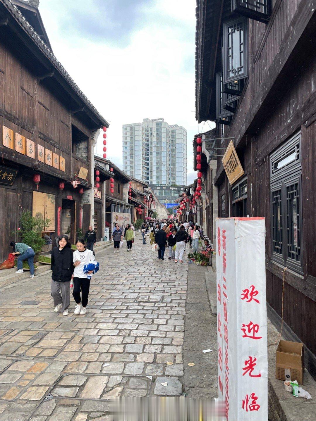 #五一劳动节# 安顺半日游，加入了人从众的队伍，小吃集中的地方人堵人车堵车，小裹