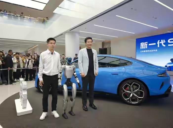王兴兴现身小米发布会，网友：小米要做机器人？雷军：六年前就在做了！

小米公司真