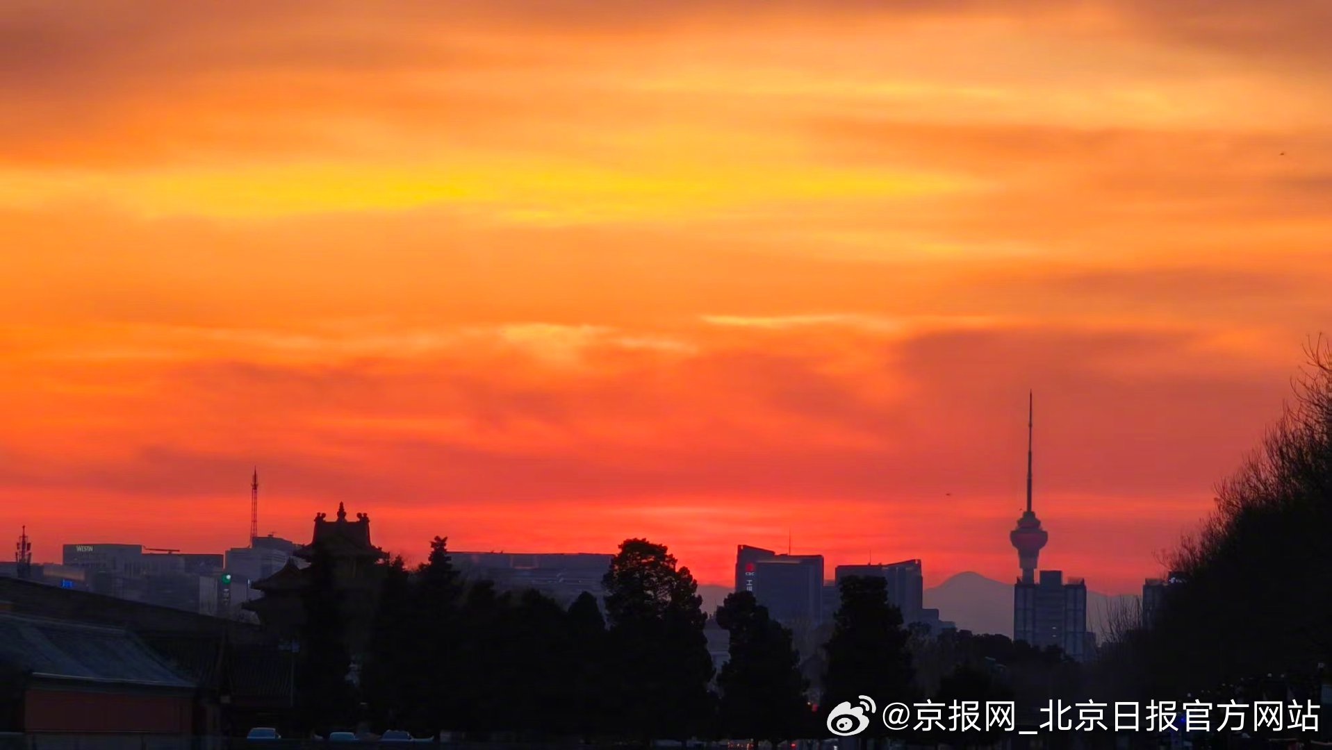 【震撼！#北京晚霞好像流动的丝绸#】#北京橘子味晚霞大片上线# 3月9日傍晚，北