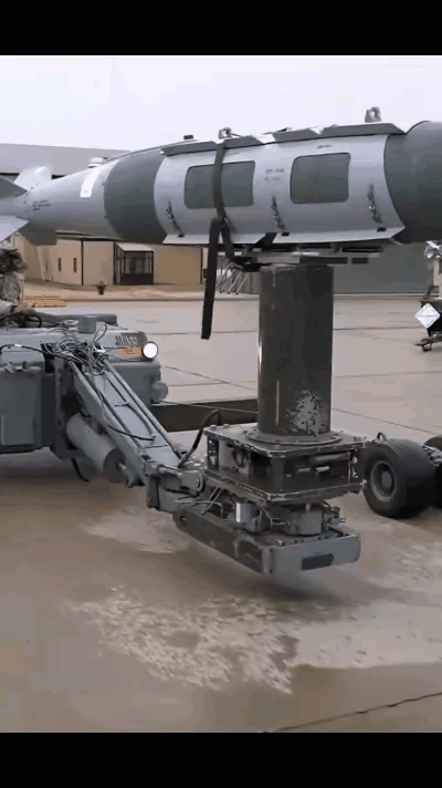 美空军地勤人员在网上抱怨，发动对伊朗袭击后他每天工作时长达到16个小时。

因为