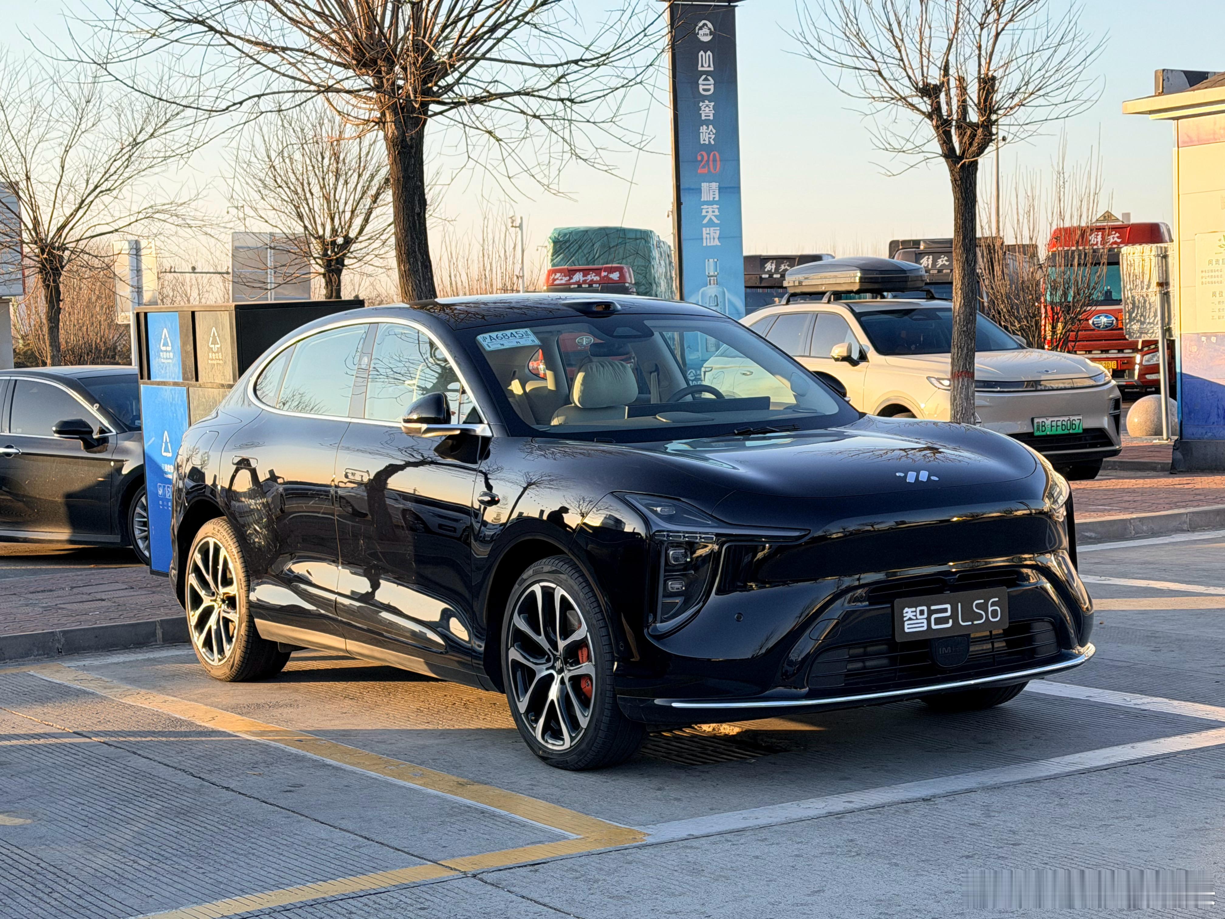 今年春节返乡伙伴——智己LS6 增程 52 MAX智己的设计真是自主品牌独一份，