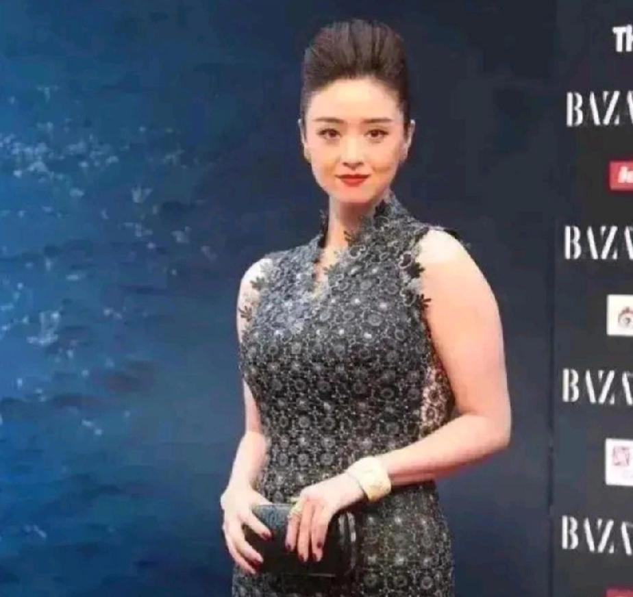 蒋欣的脸小真上镜，就是身材膀大腰圆的。