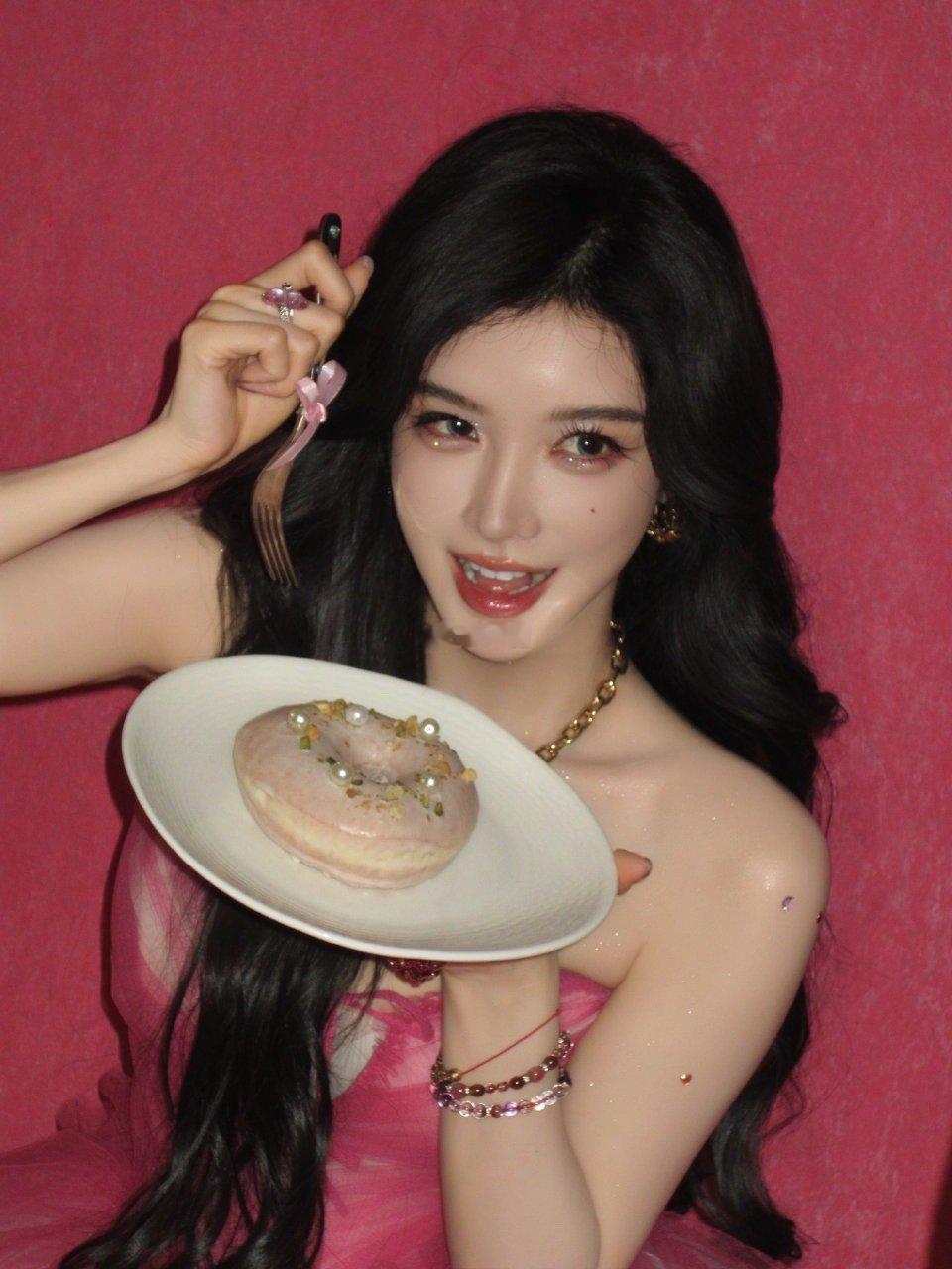 戴燕妮发量好多 刷到戴燕妮的照片第一反应就是发量也太多了吧，浓密得可以保暖的程度