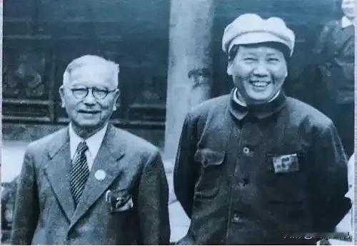 1940年的一天，毛主席和陈嘉庚正在一起吃饭，警卫员突然跑进来送一份文件，毛主席