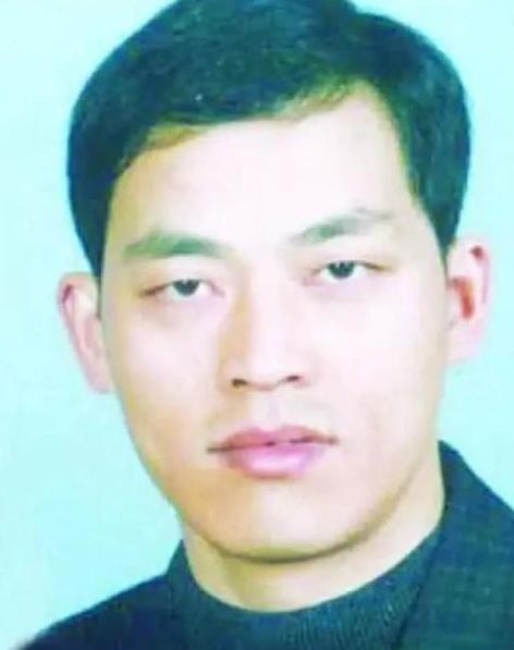 1997年8月15日，37名公安、武警秘密潜入了龙合村，准备逮捕“神枪手”悍匪万