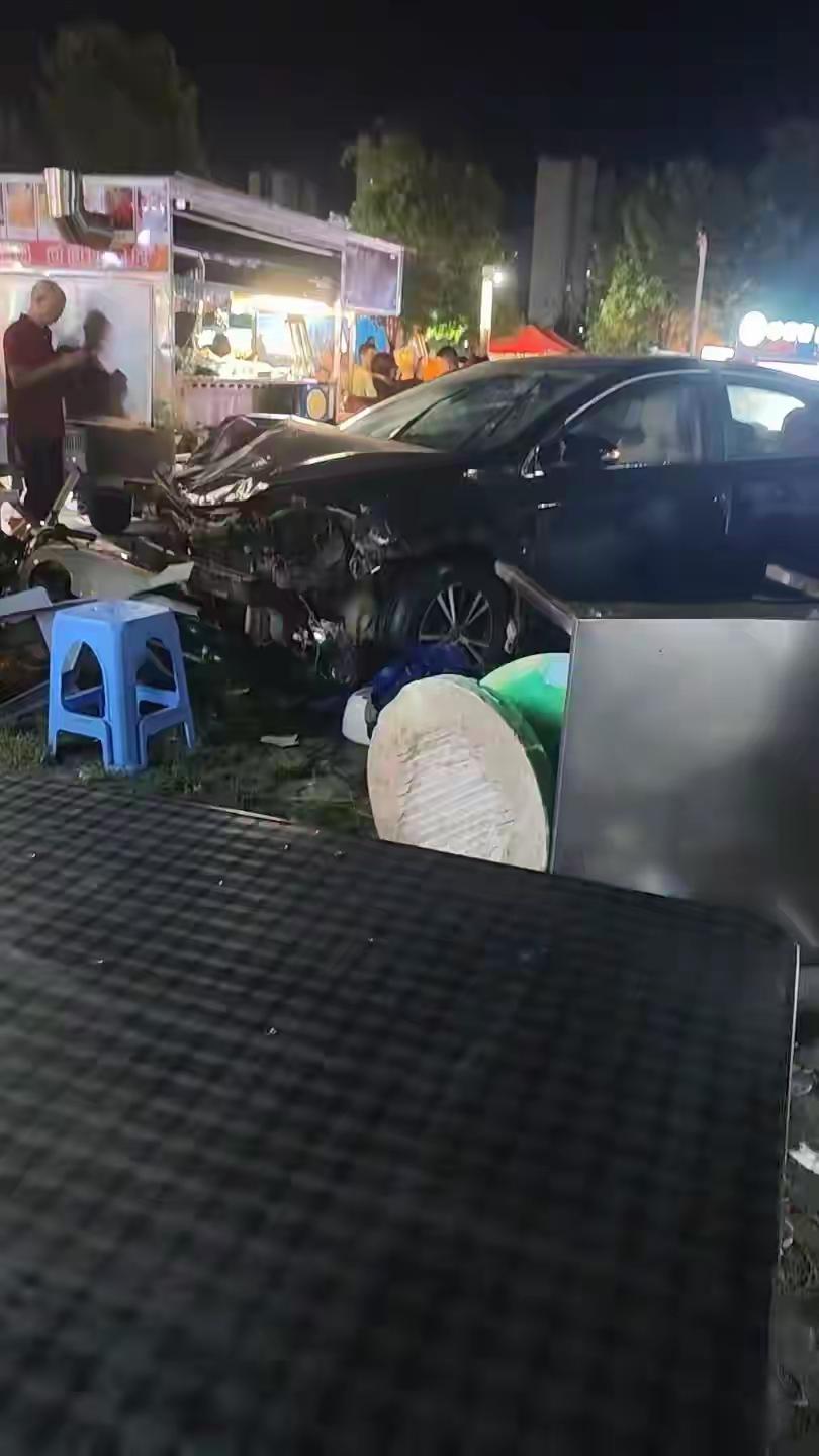 惊险一幕！轿车直冲夜市夜宵摊连撞十余车，司机全程不下车，官方通报：全员轻微伤
 
