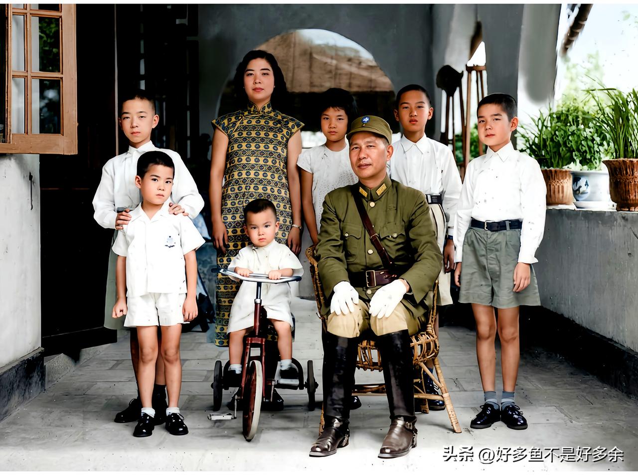 这是1943年白崇禧将军和他的子女们在广西桂林家中留下的一张合影，大家都来看一下