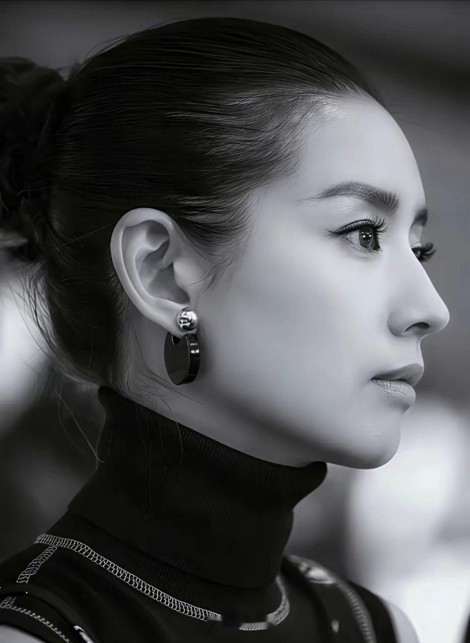 董洁下巴有点后缩，还是张柏芝侧颜更完美！我觉得还是张的鼻子好看，精致悬胆鼻， 是