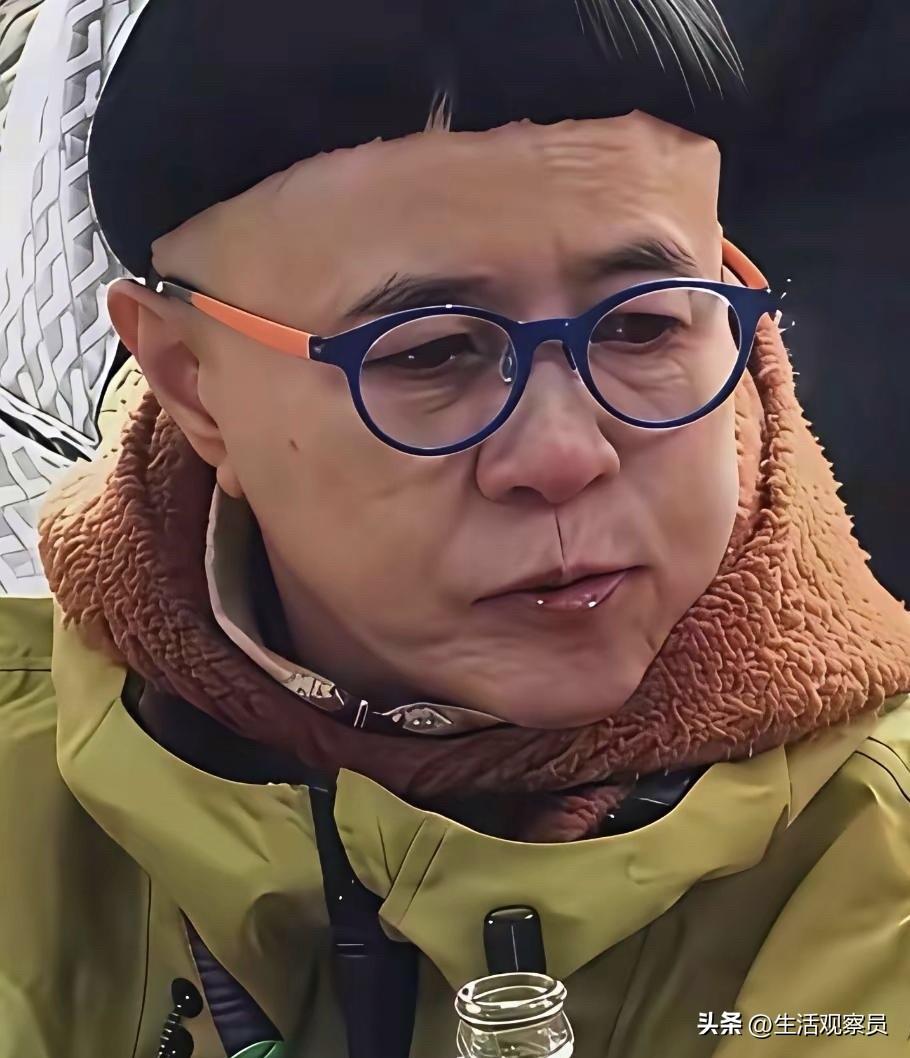 年轻时整个锅盖头，虽然看起来怪怪的，但我们可以理解，因为那是节目效果的需要。
