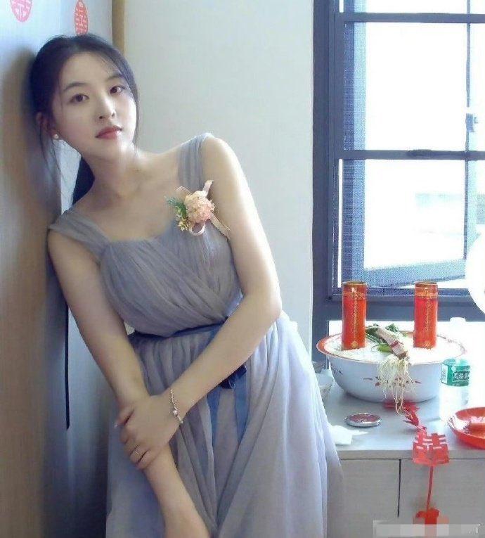 这应该是全网最素雅的新娘子了吧？
古典淡雅，清纯又不失可爱，
绝对妥妥的最佳女主