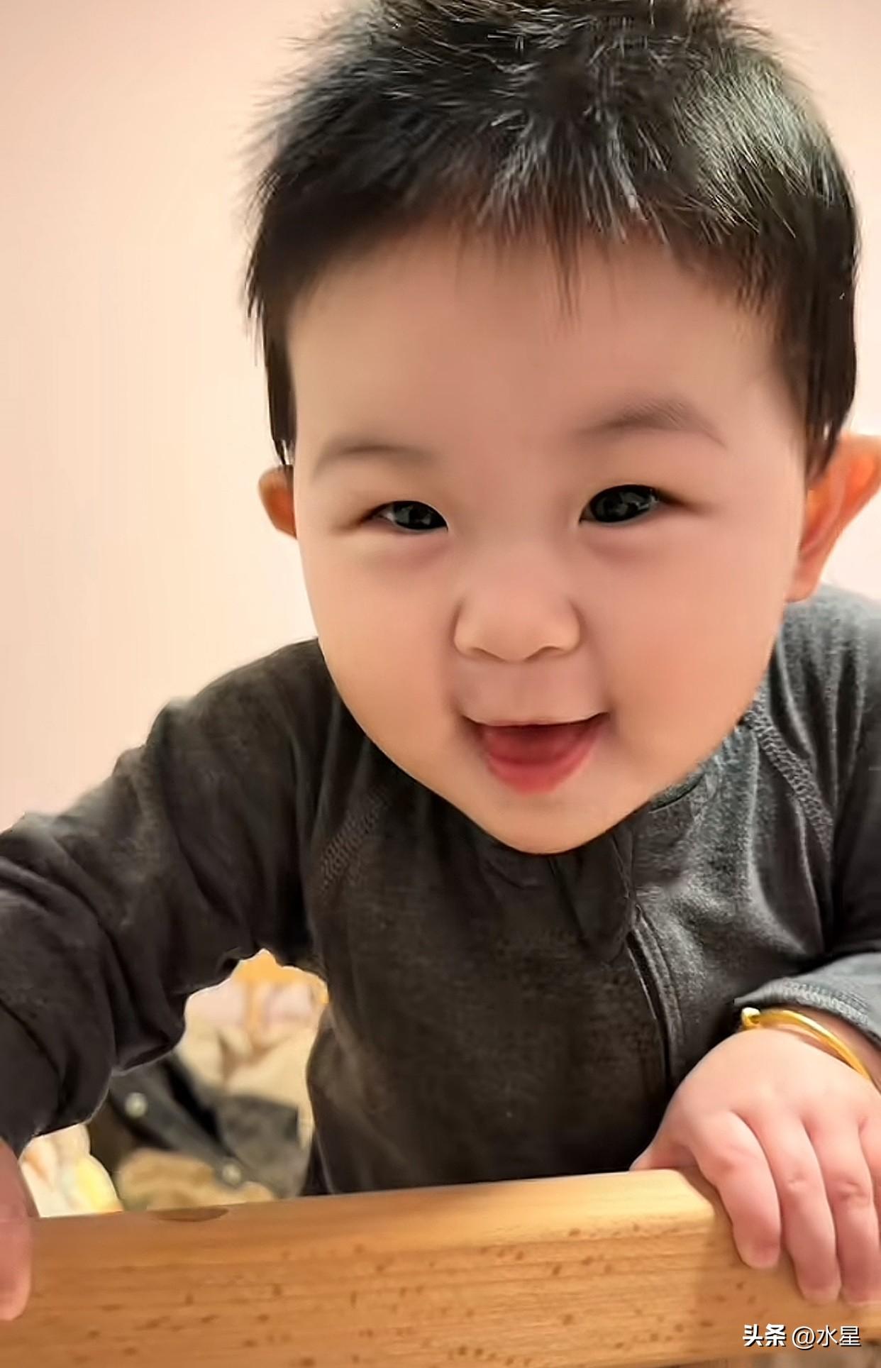 怪不得大家爱看董礼貌
这小萌娃也太可爱了
她在视频里跟大家说“啊啊啊啊～”
盼盼