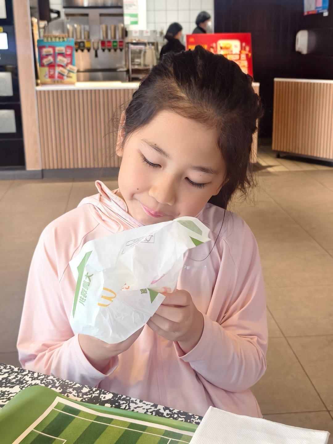 刚送完弟弟去半日托，想不起早餐吃啥就和姐姐来麦记了🍔一会姐姐十点半也开始书法课
