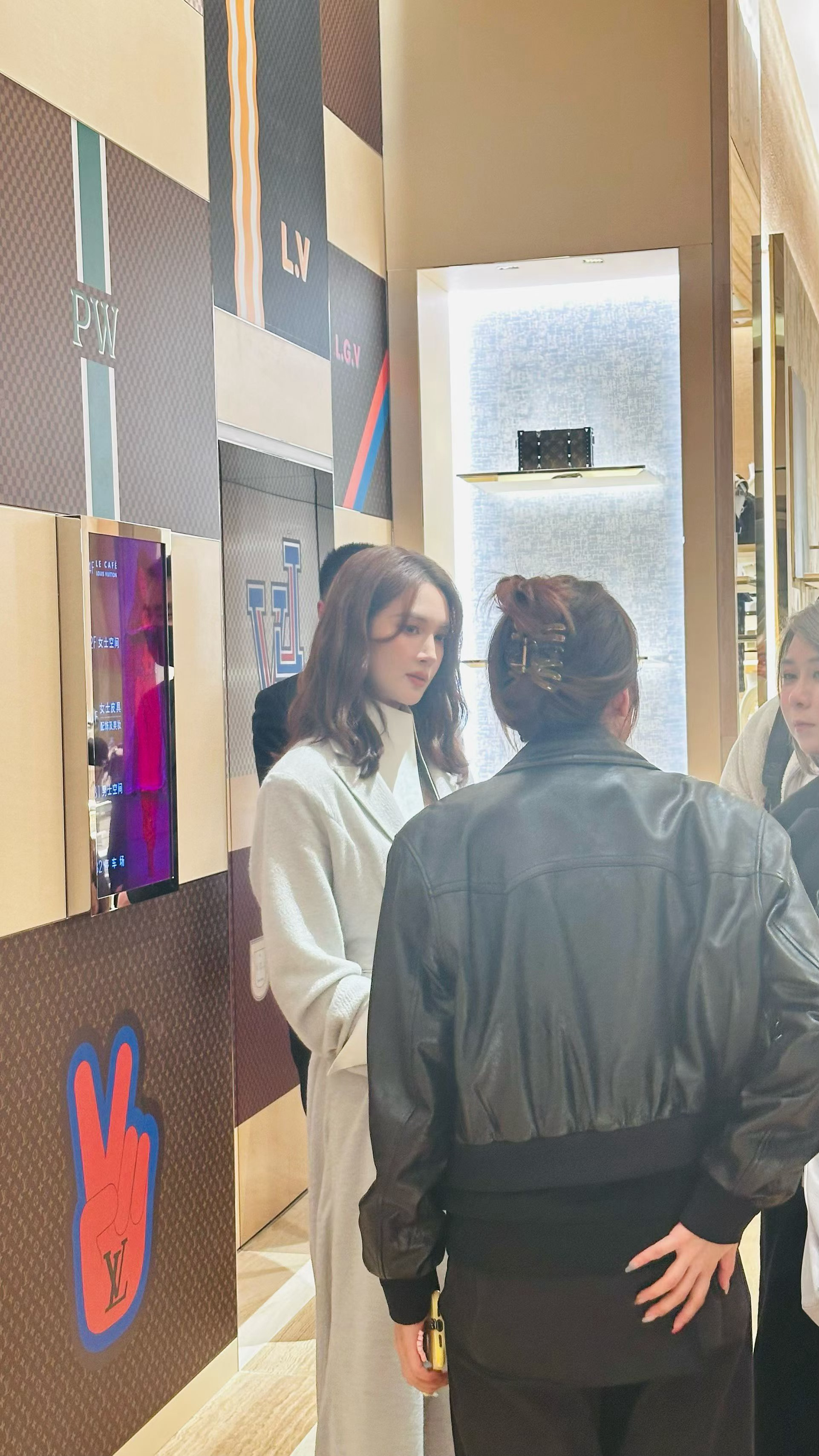 曝狗仔和金晨方谈判破裂路走窄了啊，商业价值要一路走低了 