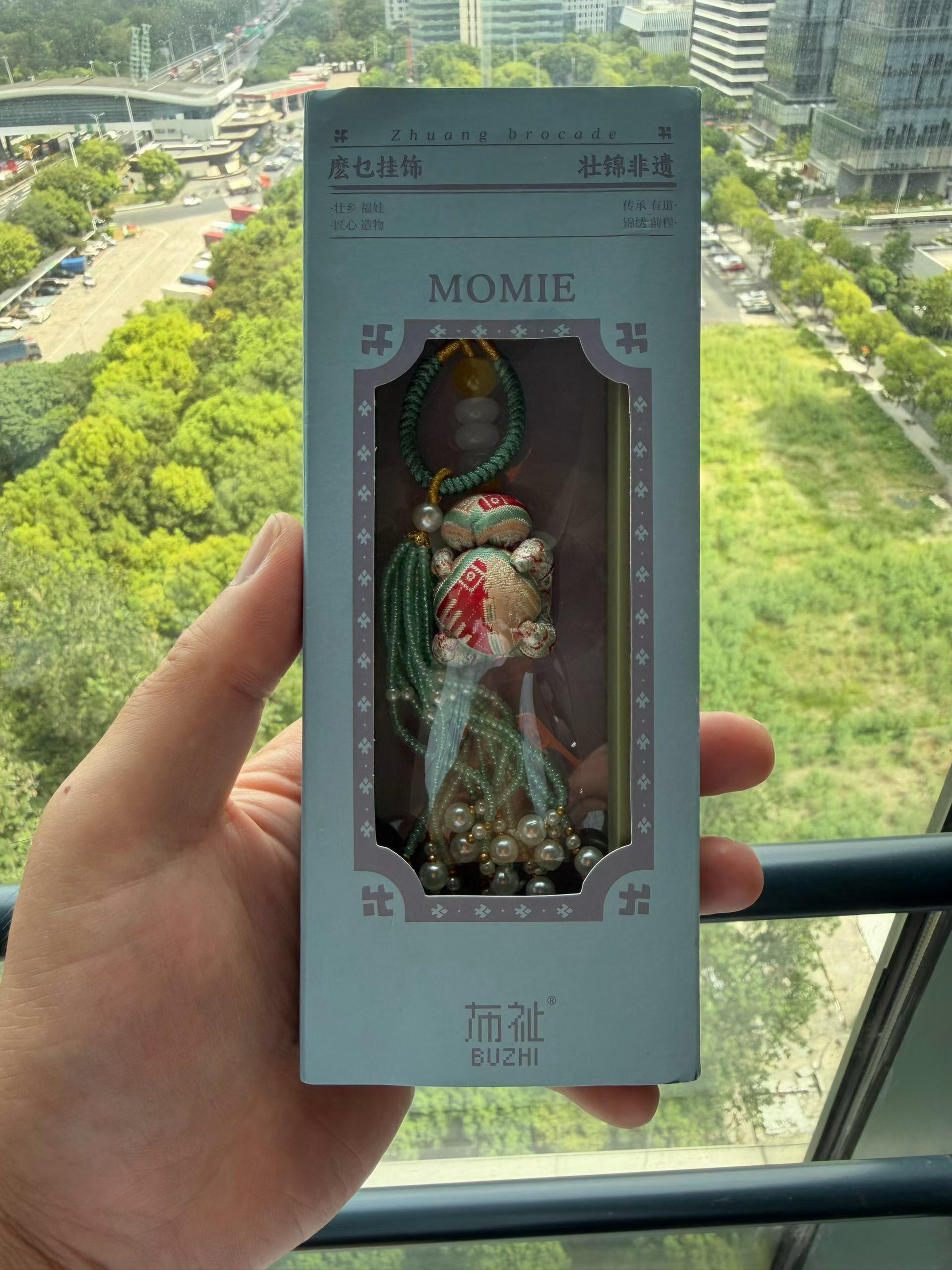 刚刚整理背包发现还有在广西买的挂饰，不是今天整理差点都把这件事给忘了拿出来看，还