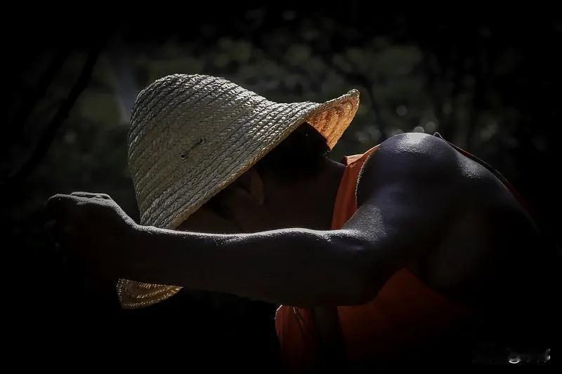 社会从不奖励沉默的人，它只把红利留给敢于开口的人。

从小到大，我们听过最多的建