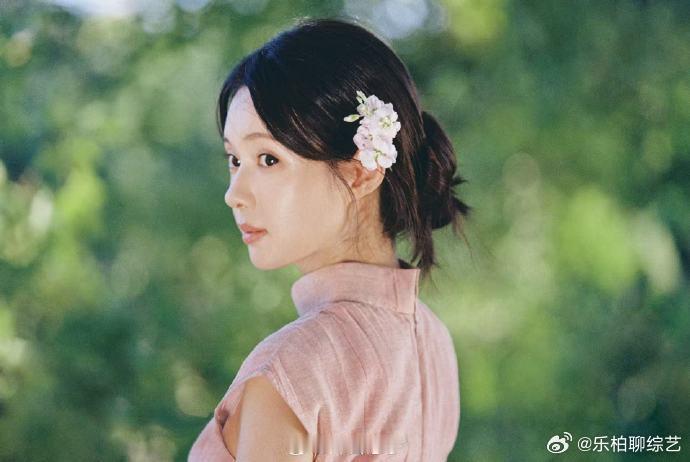 郑合惠子粉色旗袍真的是太美了呀，完全有一种温润又优雅的感觉啊，真是我们的中式美人