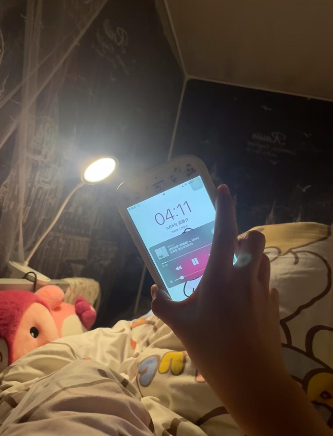 人到中年
奉劝大家没什么事
千万别熬夜

不要觉得没什么
年轻时候是没什么
不管