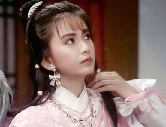 曾华倩是很美丽的，但是她演戏不灵动，有点呆呆的！
《银狐》里，她是绝对的女一，扮