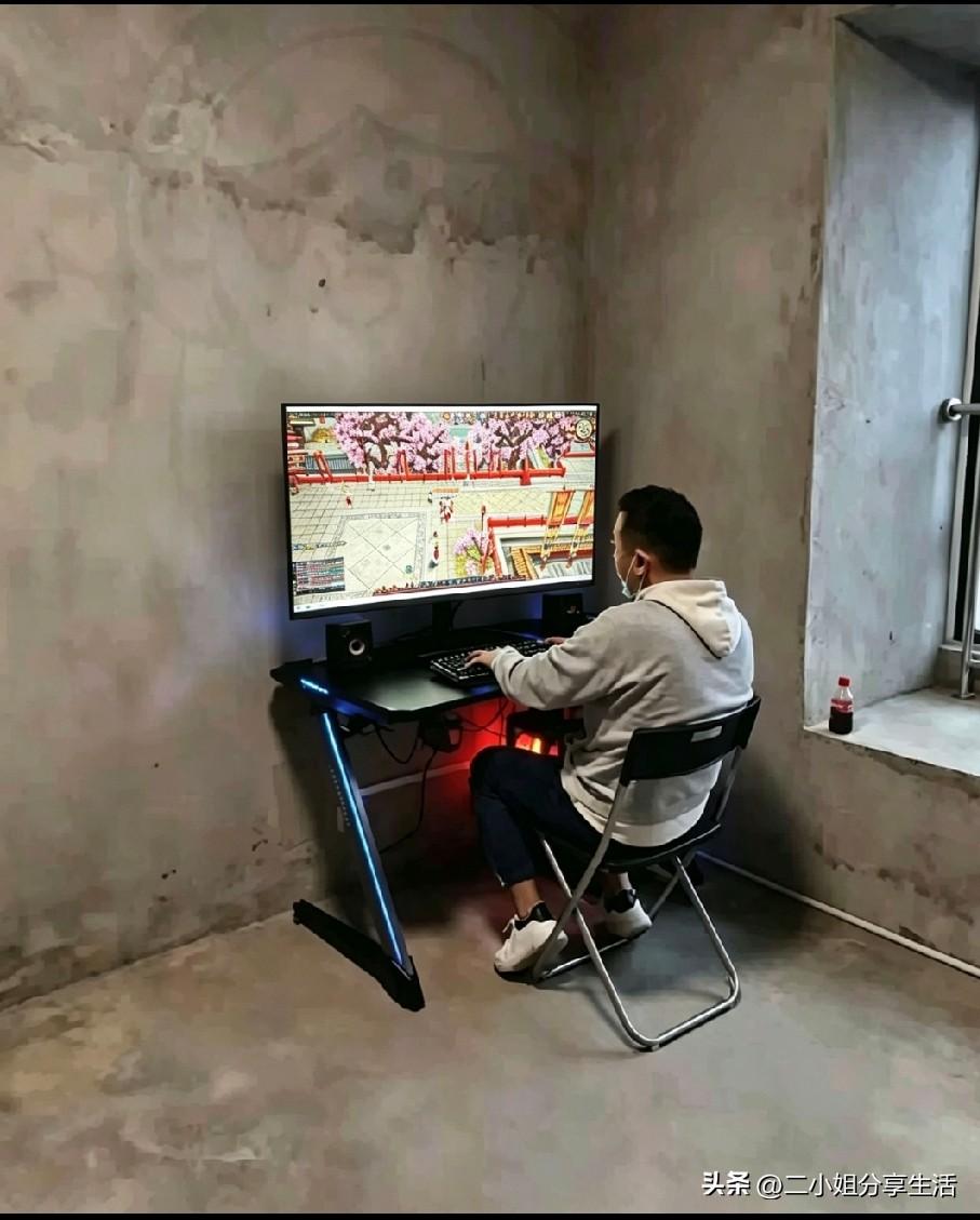 家徒四壁，也要打游戏？着实佩服这位老兄！也可能是还没来得及装修吧！
这是啥游戏，