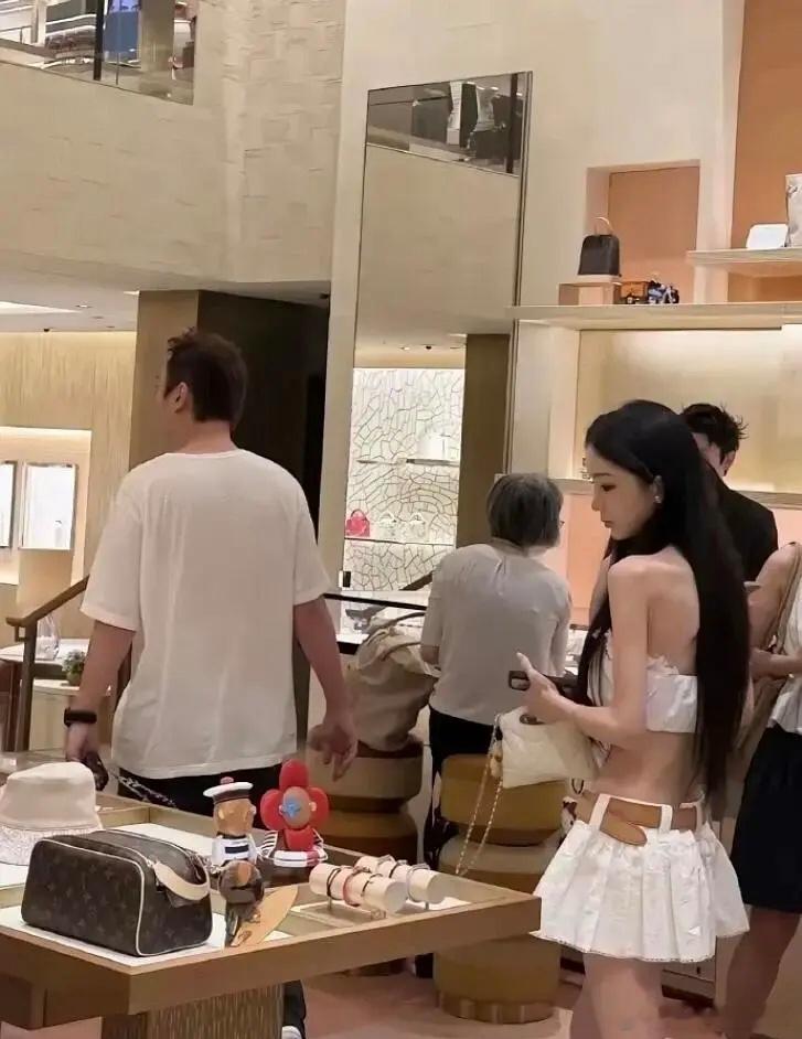 网友在国外偶遇王思聪和他的女伴 