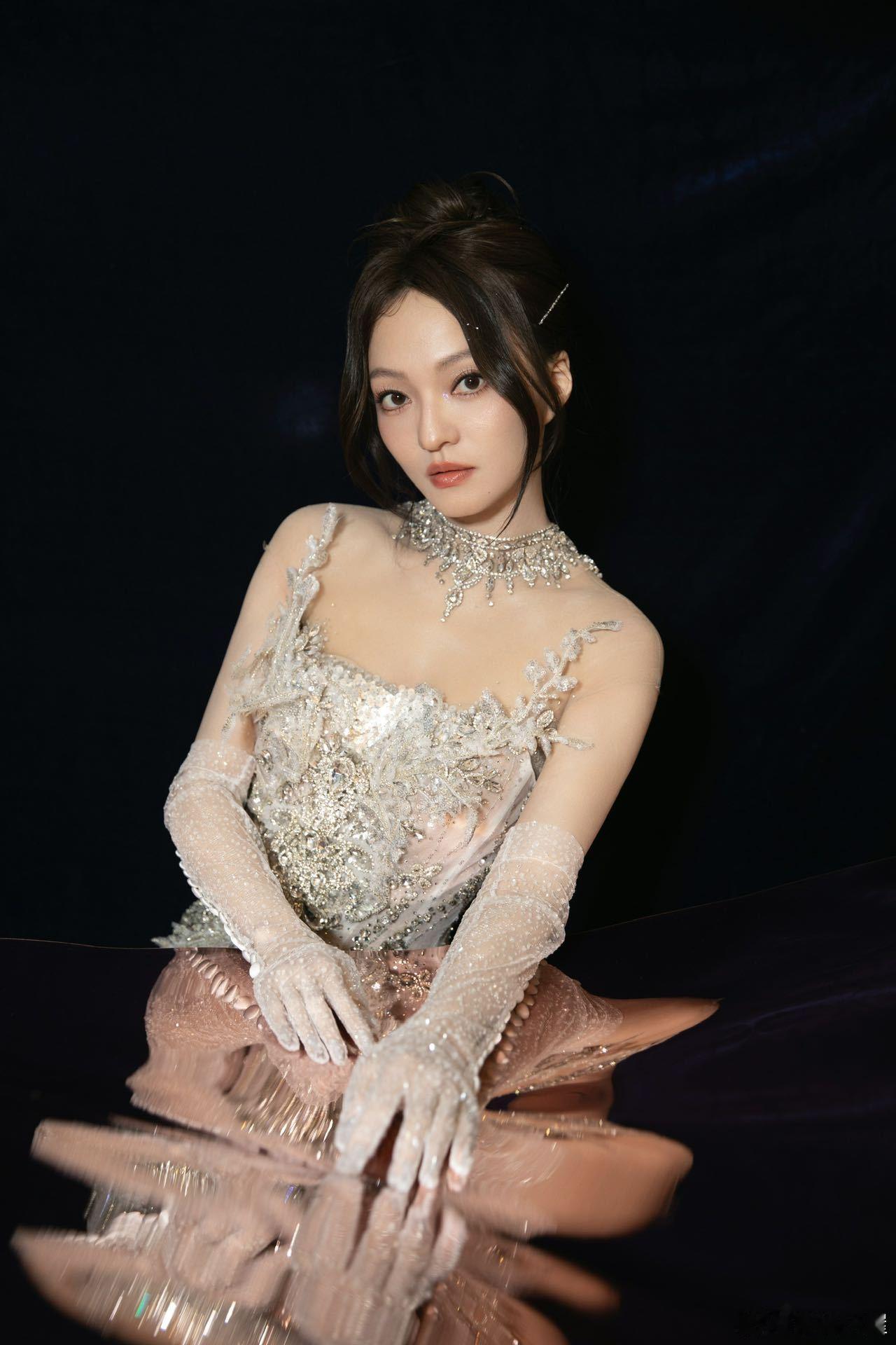 张韶涵玩家像素风手拿把掐 六月就能在青岛看张韶涵演唱会啦！「玩家」主题新颖又高级