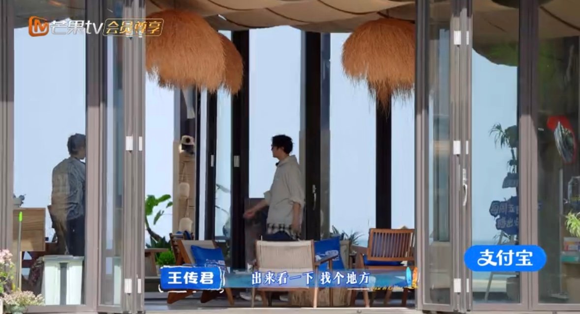 三傻兄弟海边温馨夜聊亲爱的客栈超前营业的快乐谁懂！三傻兄弟的温馨夜聊太有氛围感了